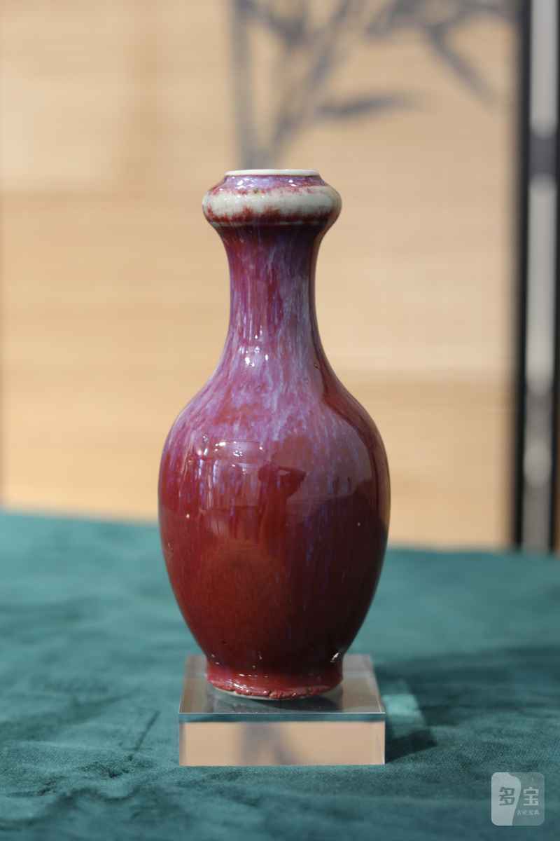 清代  红釉蒜头瓶